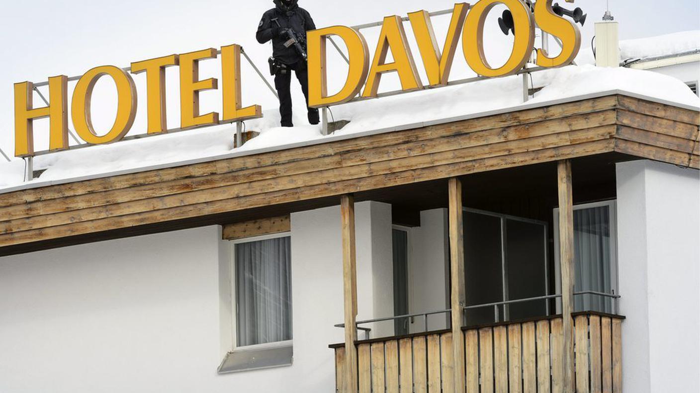 WEF A member of Swiss special police forces stands on the roof of the Kongress Hotel next to the Congress Center, ky.JPG