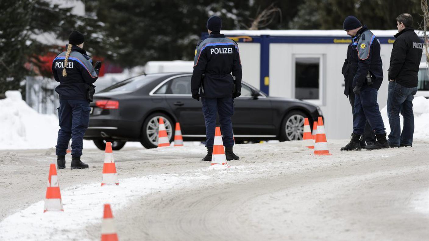 WEF Swiss police controls car circulation in front of the Congress Center, ky.JPG