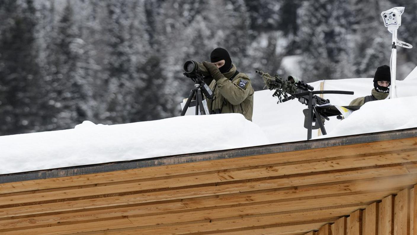 WEF A member of Swiss special police forces stands on top of the roof of the Congress Center, ky.JPG