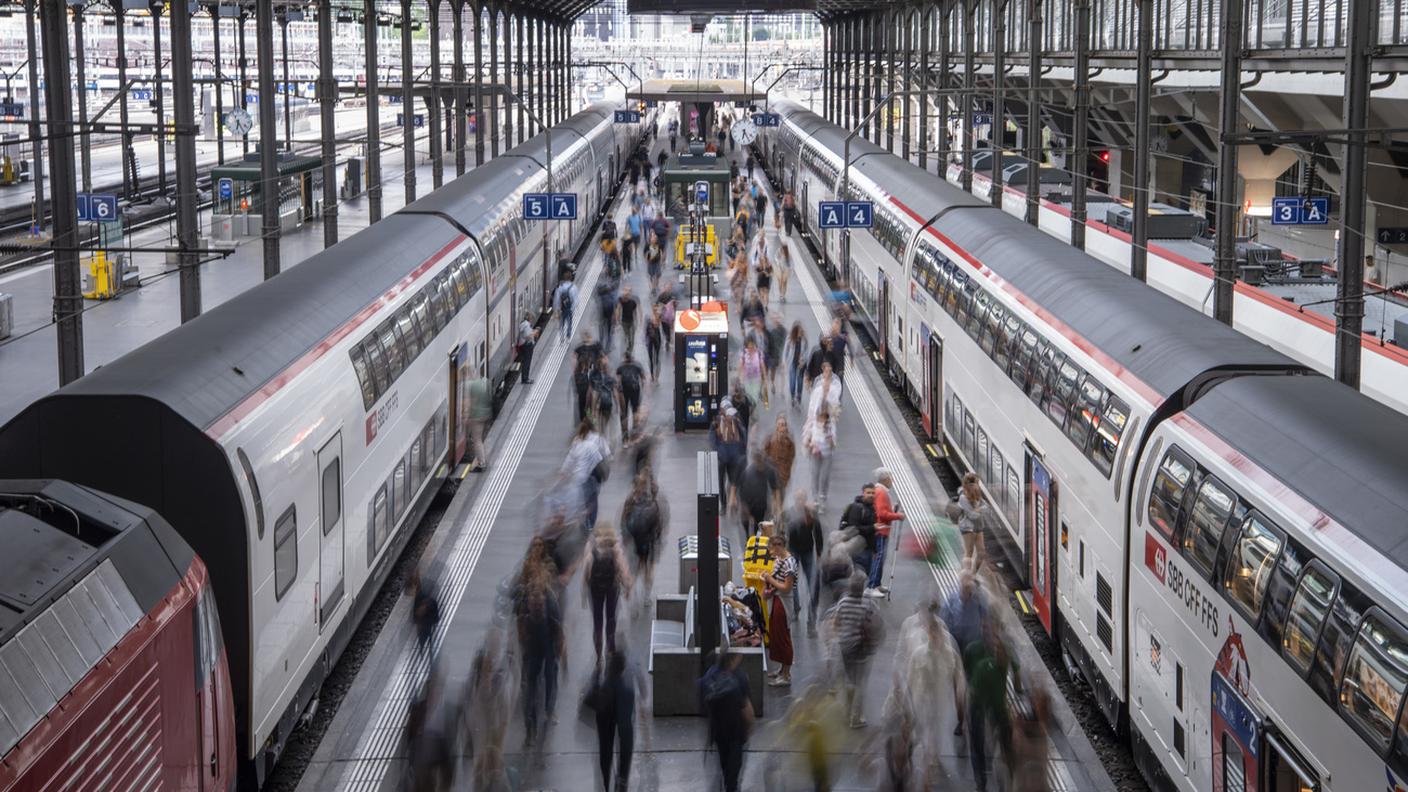 pendolari alla stazione di Lucerna