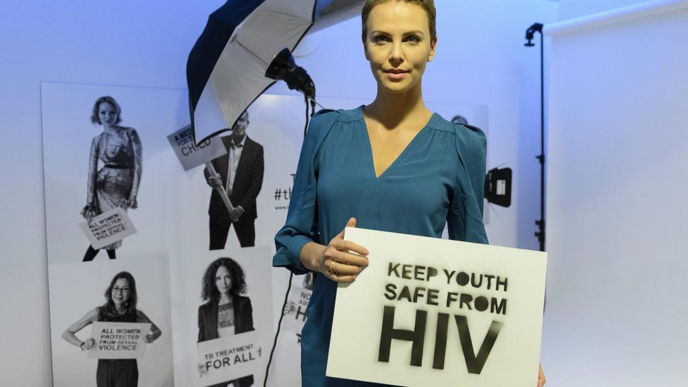 WEF Actress and HIV campaigner Charlize Theron pose for photographers for the Global Fund's Big Push campaign on the eve of the opening, ky.JPG