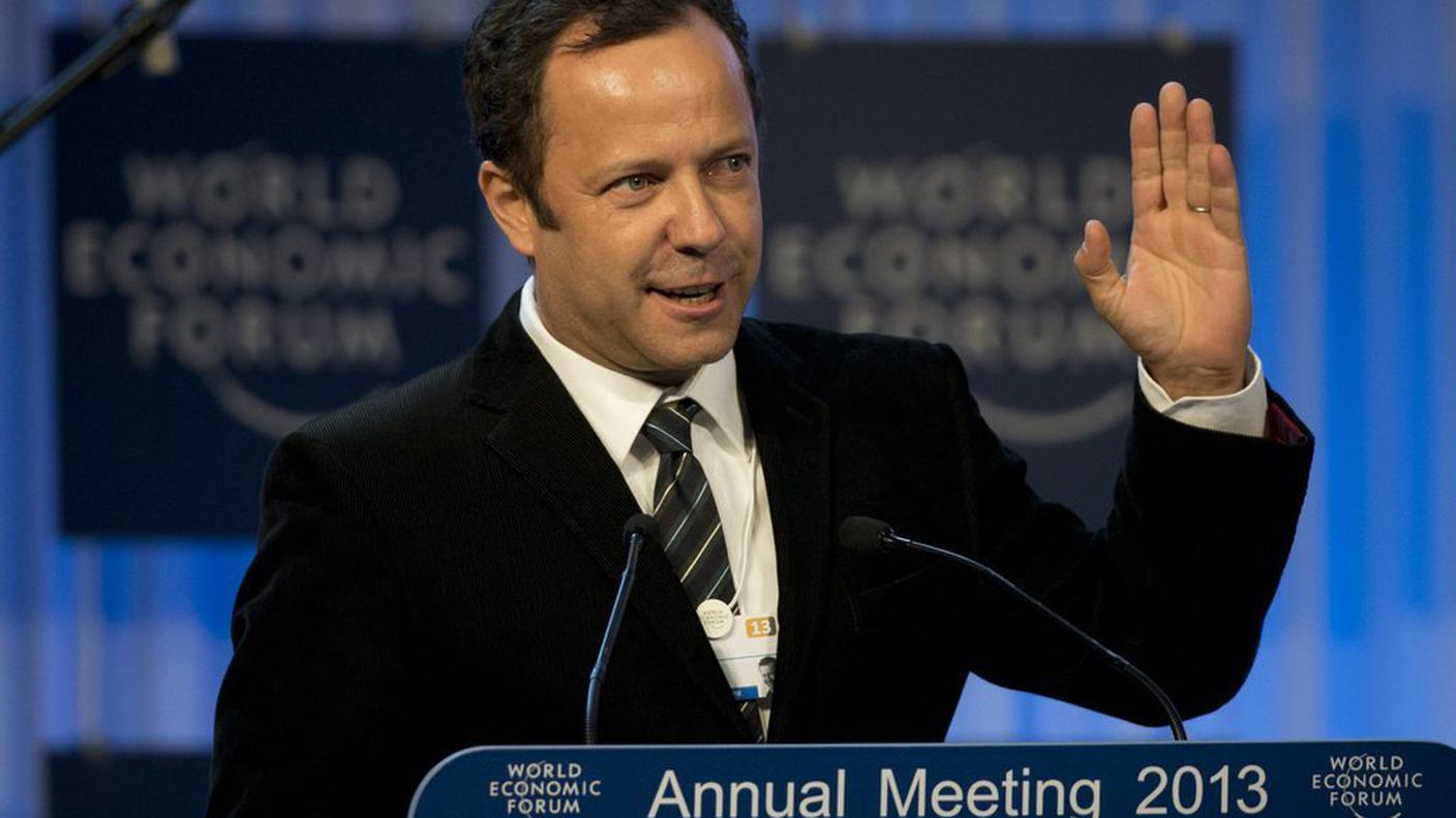 WEF Brazilian artist Vik Muniz gestures as he accepts his Crystal award, ky.JPG