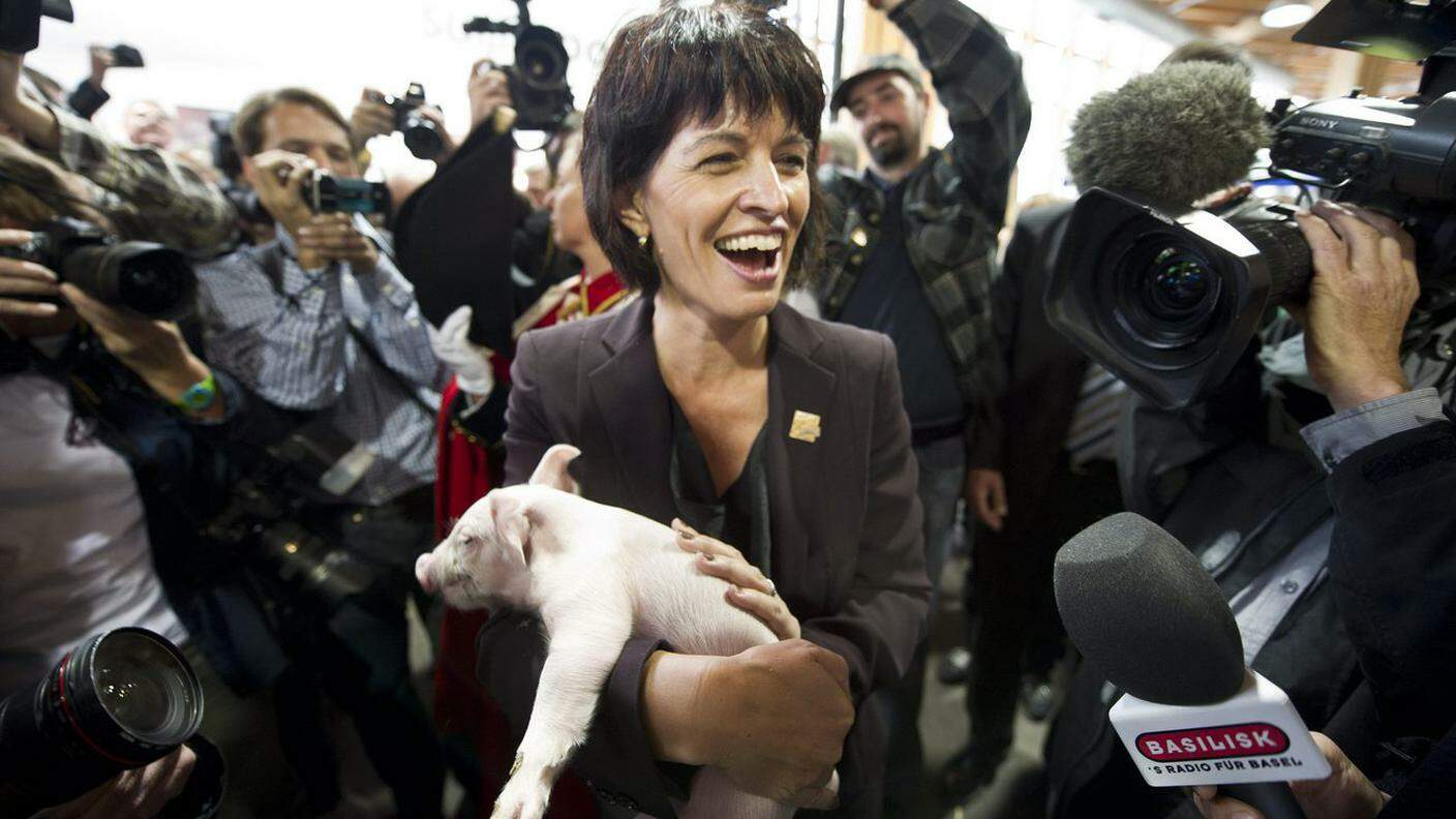 Il maialino dell'Olma di San Gallo tocca a turno a tutti i consiglieri federali (2010)