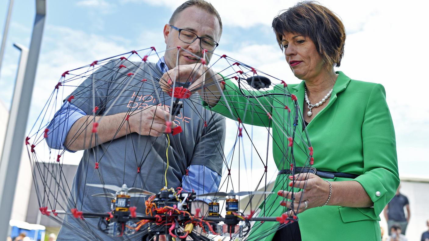 La consigliera federale alle prese con le nuove tecnologie