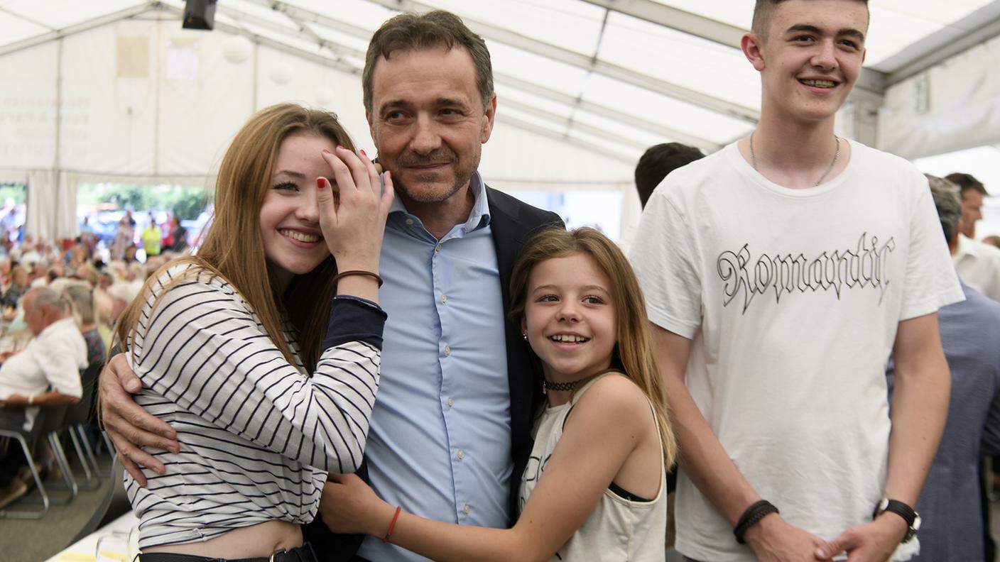 Guido Fluri, promotore dell'iniziativa che ha portato a un fondo di risarcimento, con i suoi figli