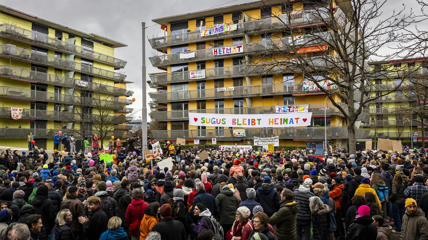 La manifestazione davanti alle Case Sugus