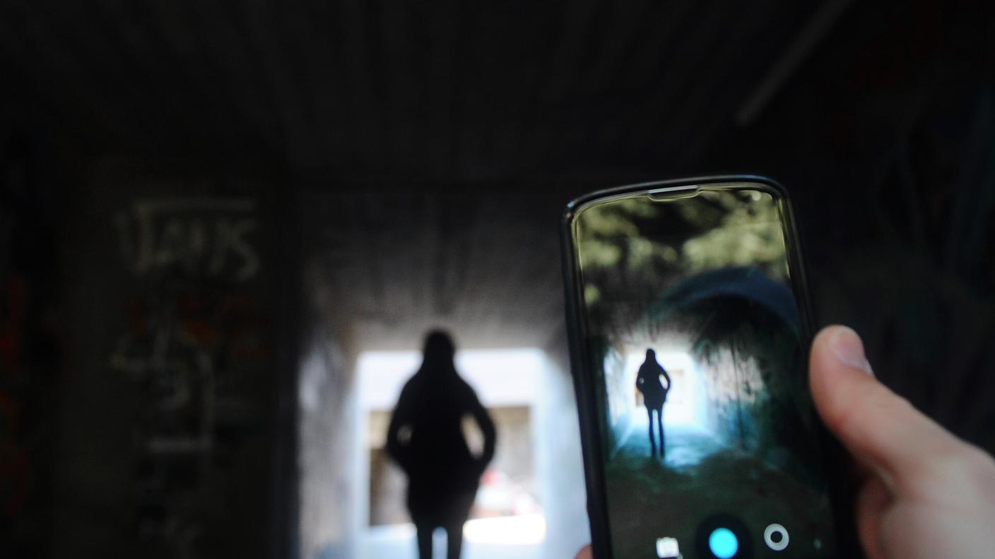 Lo “stalking” consiste nel perseguitare, molestare o spiare ripetutamente una persona