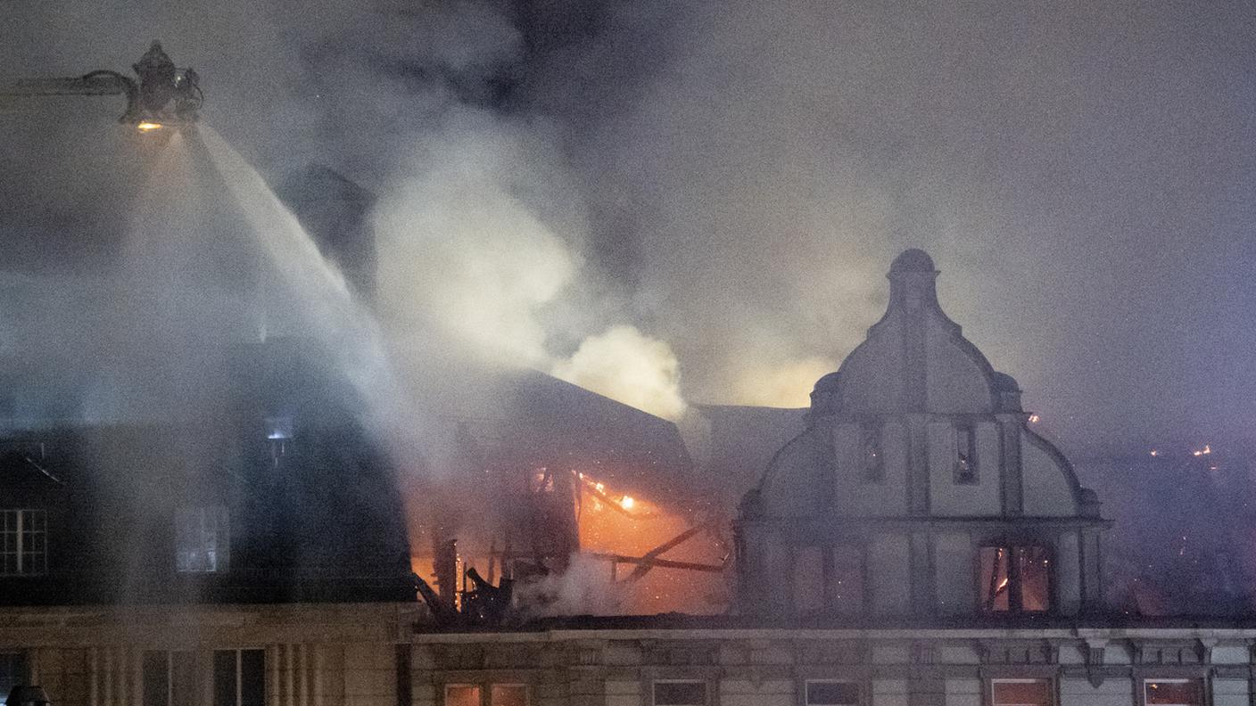 I pompieri impegnati nella lotta contro le fiamme