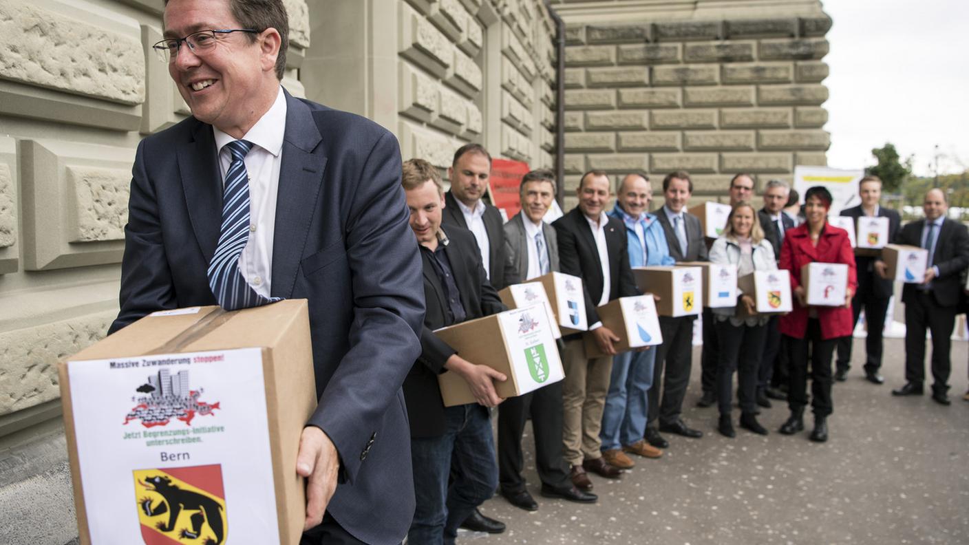 Il presidente Albert Rösti alla consegna delle firme