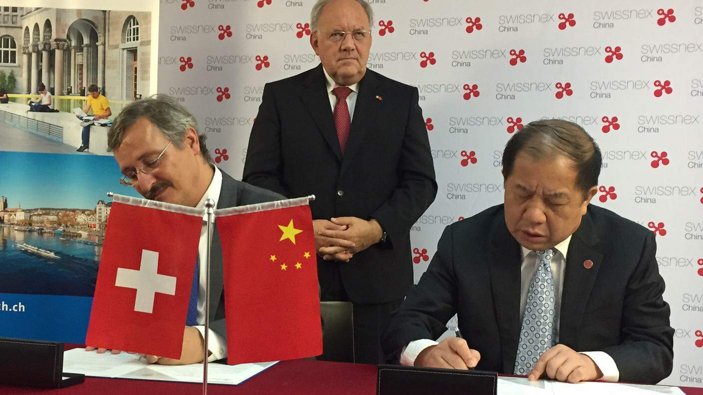 La firma dell'accordo fra i due atenei alla presenza di Schneider-Ammann, attualmente in missione economica in Cina