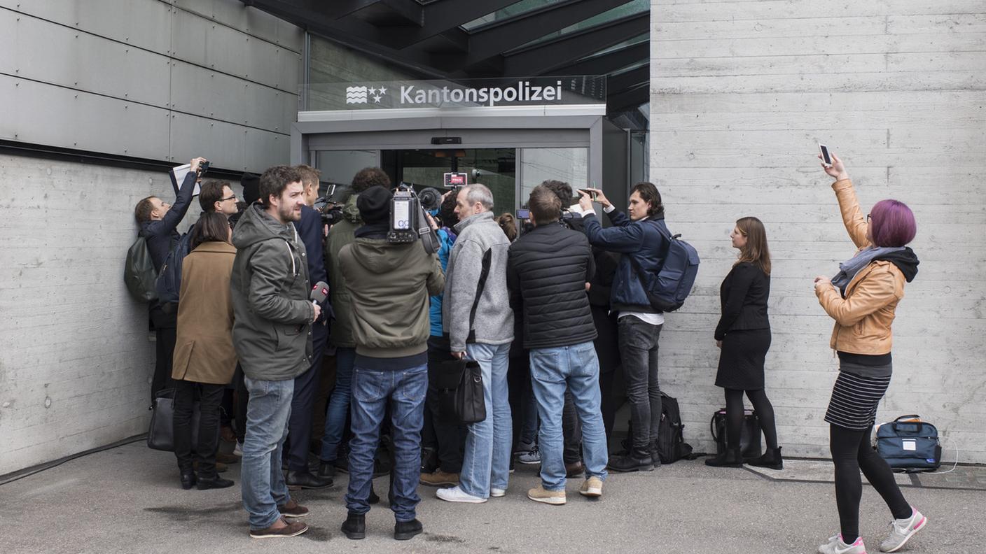 Decine di giornalisti accorsi all'uscita dell'edificio nel canton Argovia dove si è svolto il processo