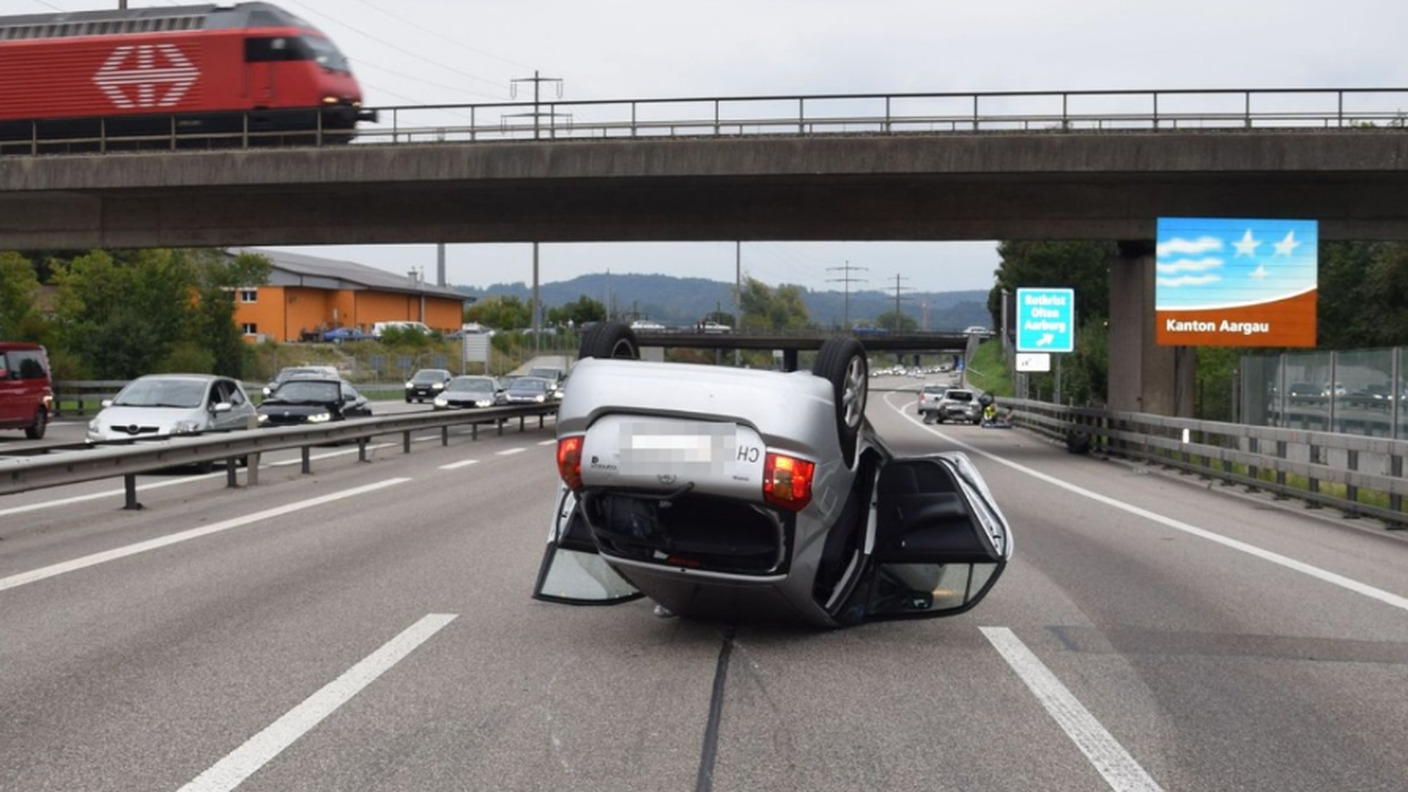 Uno dei 7 veicoli coinvolti nell'incidente provocato da una Porsche nera targata Zurigo