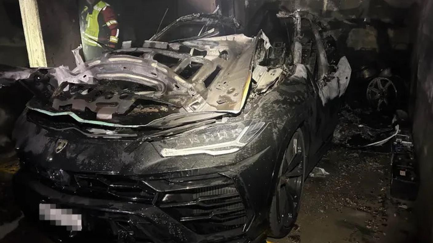L'auto all'origine dell'incendio è andata completamente distrutta.jpg