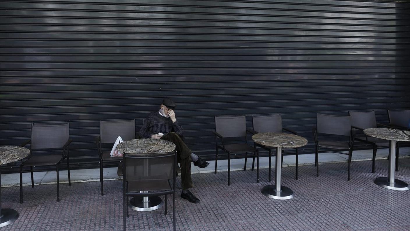 Centinaia di bar ginevrini costretti ad abbassare la serranda