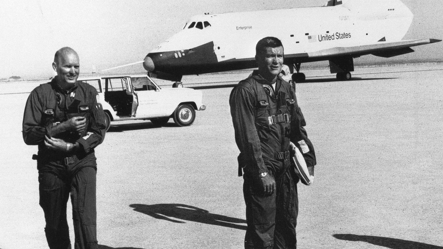 L'astronauta Gordon Fullerton (sinistra) e il collega Fran Haise nel 1977 davanti alla navicella spaziale Enterprise