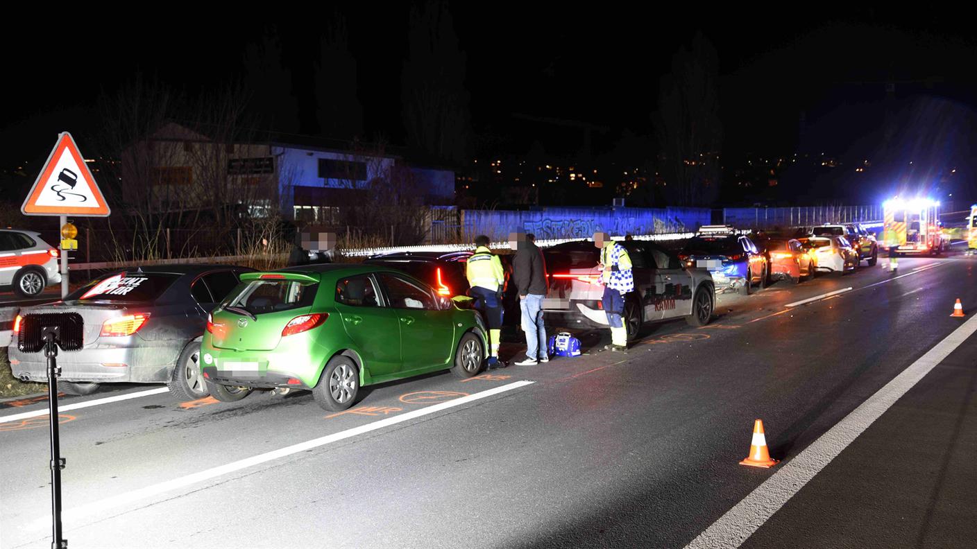 Il tamponamento a catena avvenuto venerdì sull'A13 a Zizers