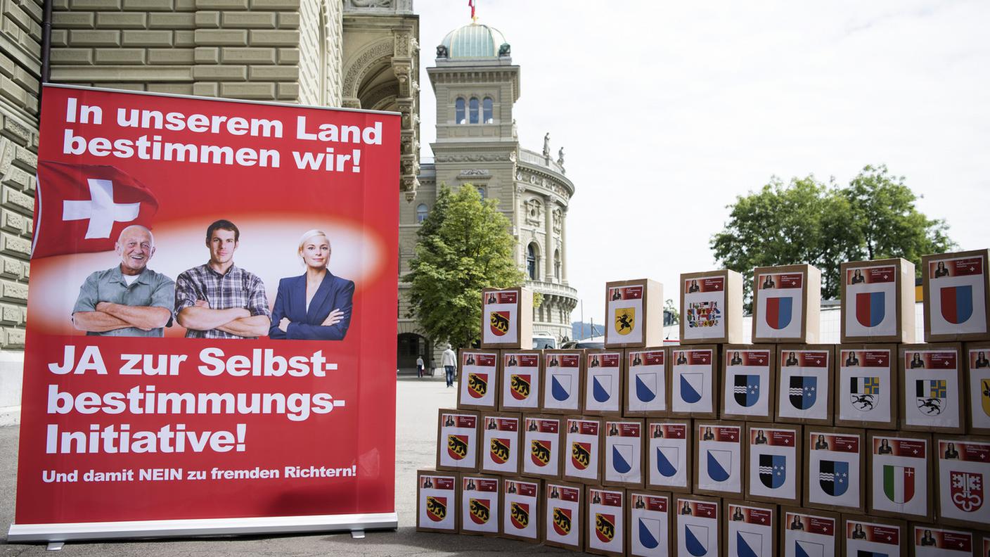 La consegna a Berna delle firme dell'iniziativa nell'agosto del 2016