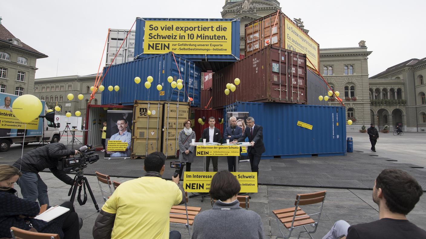 Container in Piazza federale: la spettacolare azione promossa da Economiesuisse per palesare il suo "no" all'iniziativa