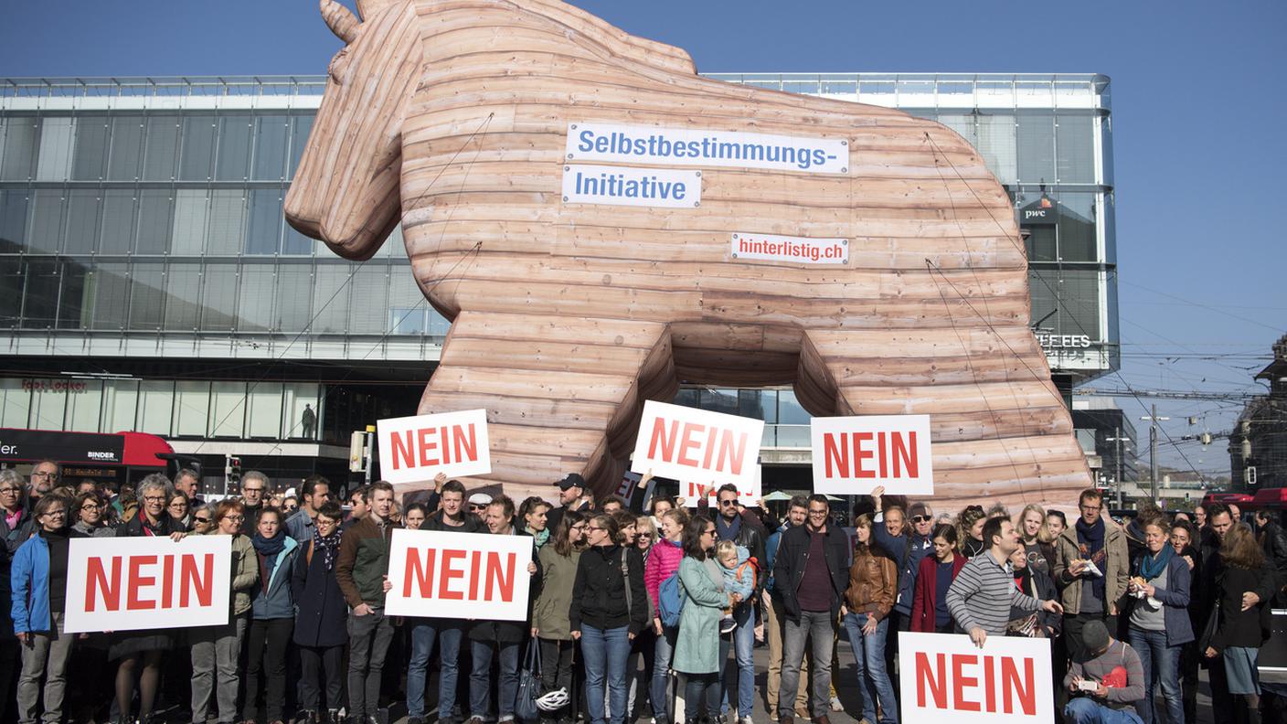 L'iniziativa UDC raffigurata come un "cavallo di Troia" per la democrazia: l'azione intrapresa in ottobre davanti alla stazione di Berna da un'alleanza di ONG contrarie al testo