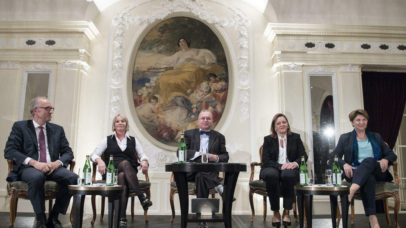 Da sinistra a destra, Hegglin, Schneider-Schneiter, Z'graggen e Amherd, durante un recente dibattito a Berna. Al centro, il politologo Claude Longchamp