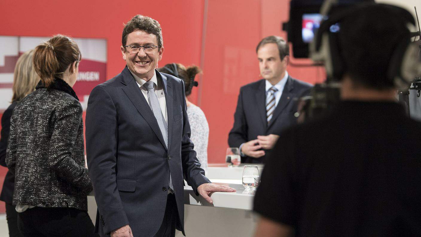 Sorridente nonostante la sconfitta, Albert Rösti in un dibattito dopo il voto negli studi televisivi a Berna