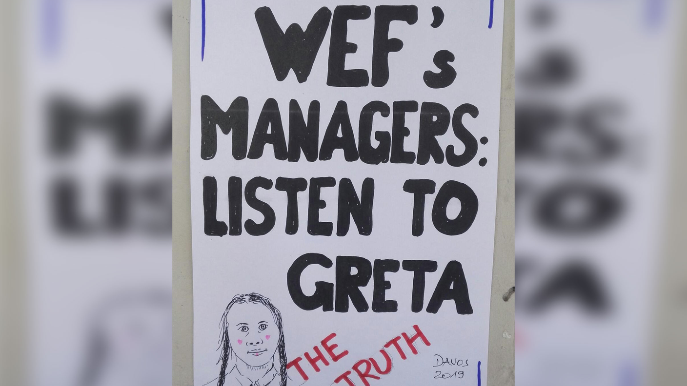 Manifesti appesi lungo le strade di Davos, dove è in corso il WEF