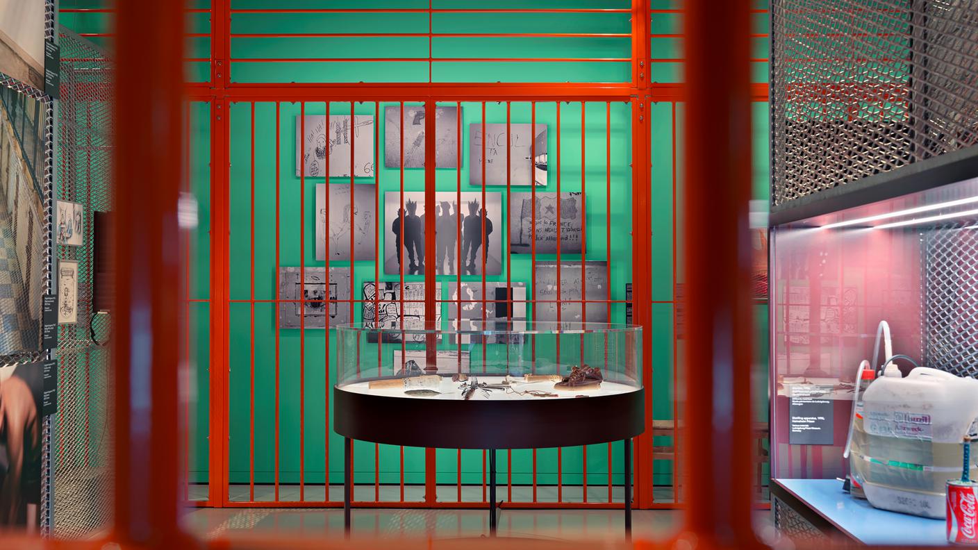 La riproduzione di ambienti carcerari, fra i padiglioni dell'esposizione