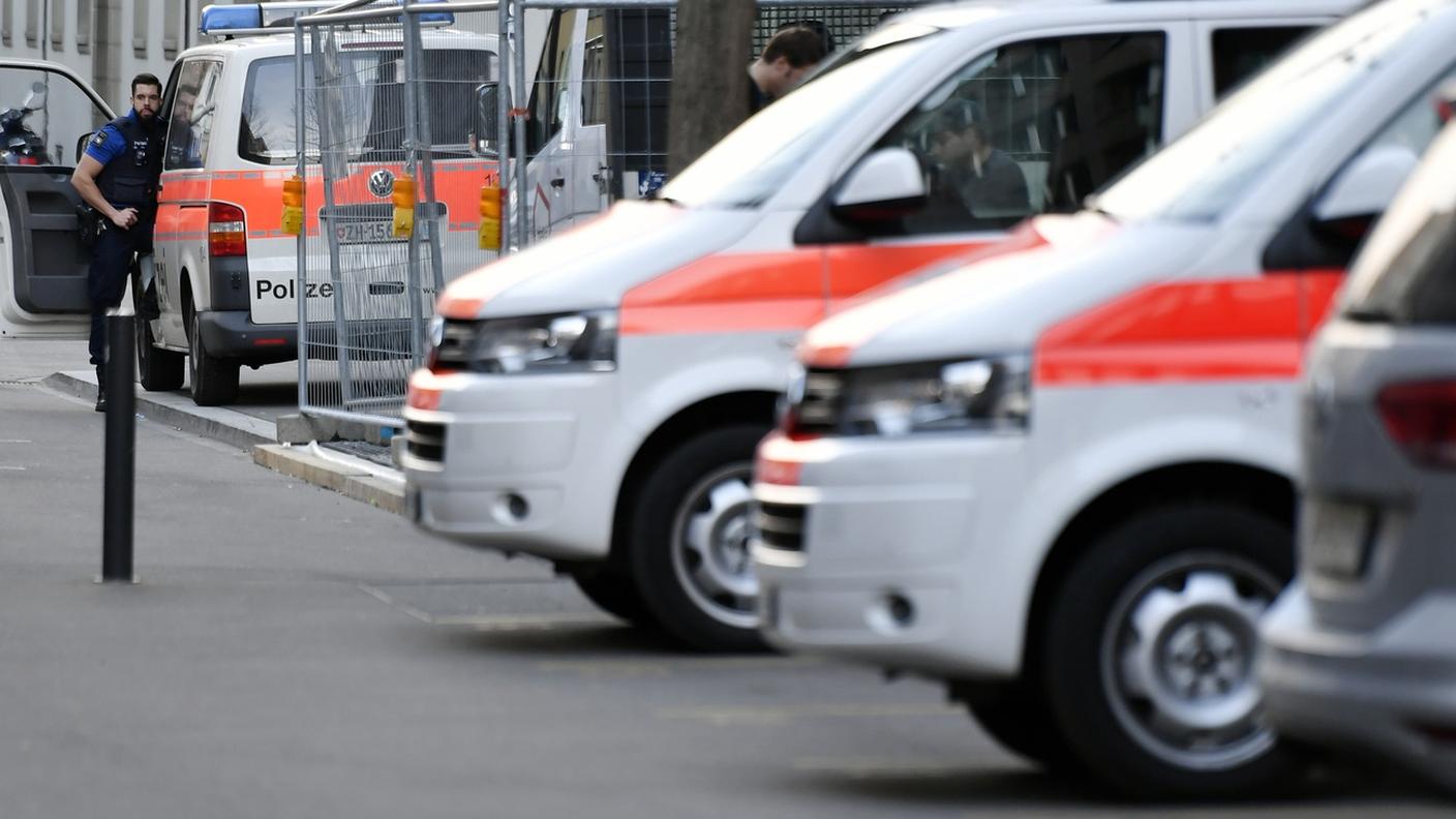 La polizia zurighese è intervenuta in forze dopo l'attacco al consolato turco nel Kreis 6