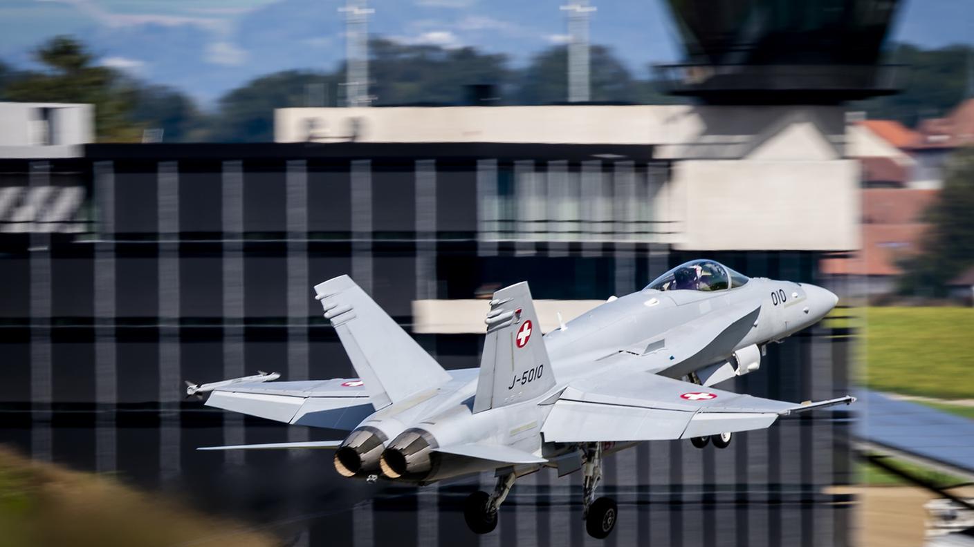 Un F/A-18 Hornet elvetico decolla dalla base aerea di Payerne