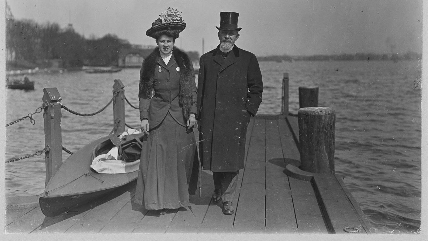 Spitteler con la moglie, nel 1908 ad Amburgo. Dopo il discorso sulla neutralità, le opere dello scrittore vennero bandite dalle librerie tedesche