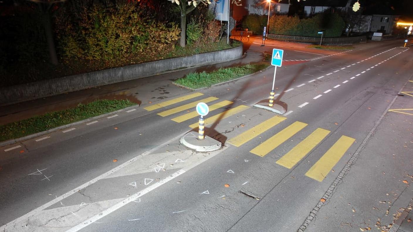 La ragazza stava attraversando sulle strisce