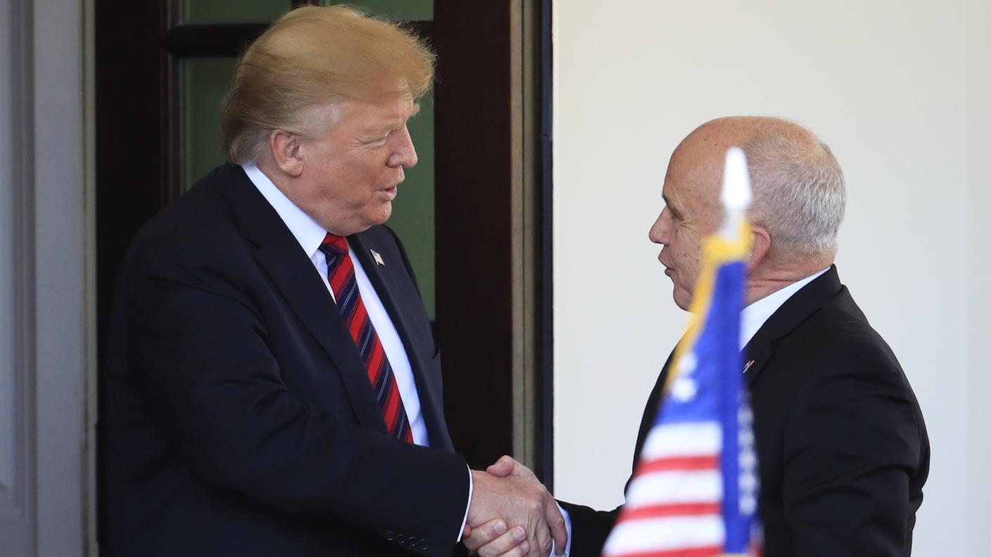 La stretta di mano fra Trump e Maurer