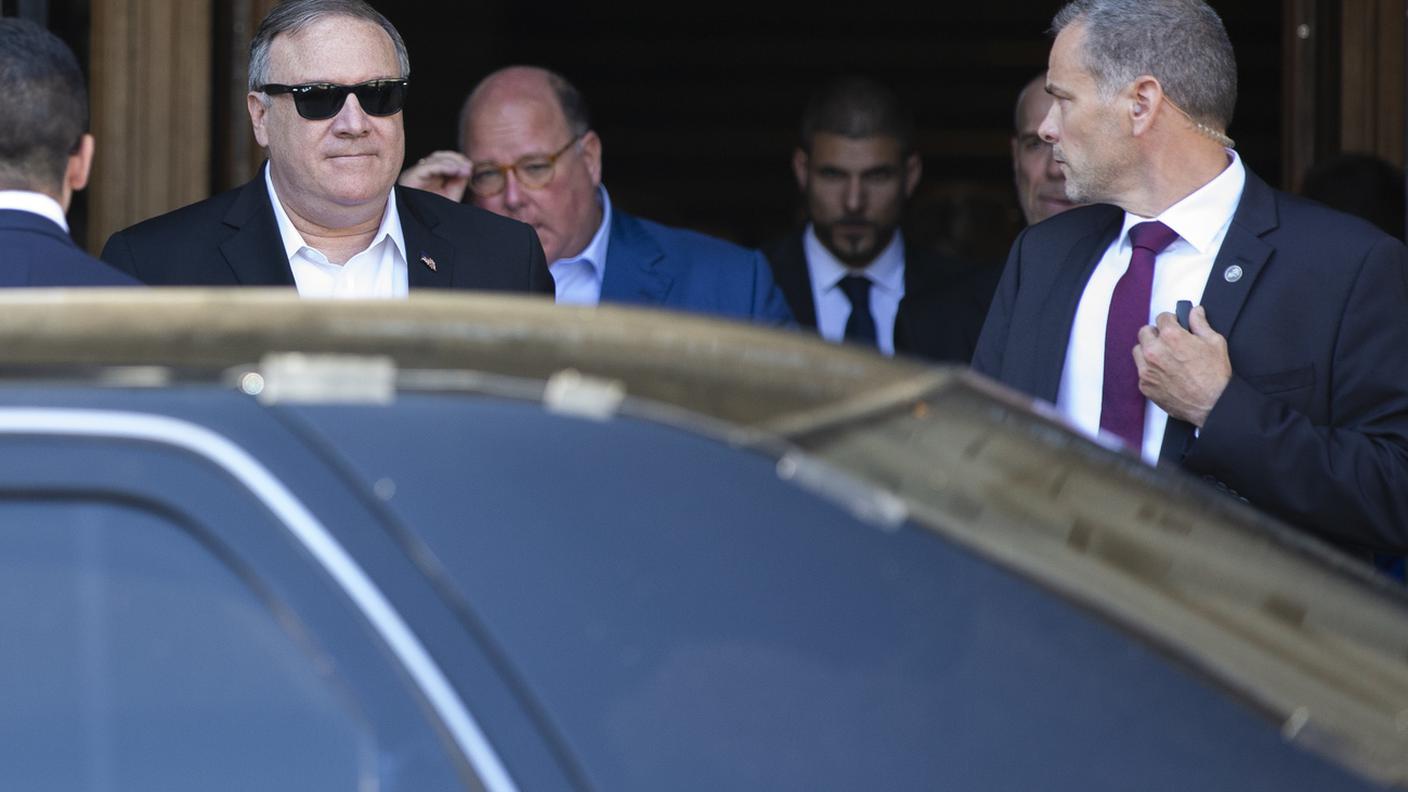 Pompeo, attorniato dagli uomini della sua scorta, ieri a Berna