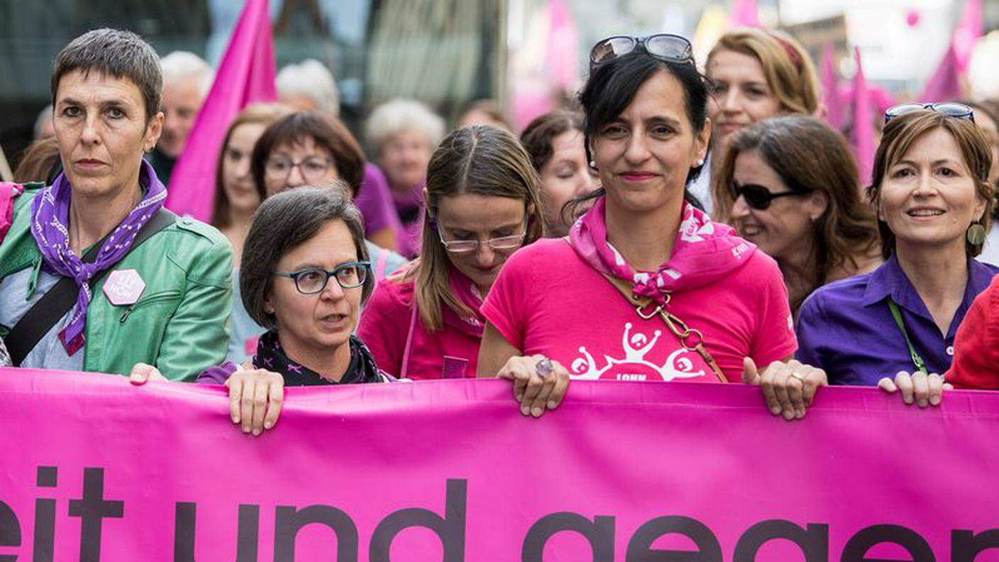 Donne in piazza a Berna, nel settembre dello scorso anno, per rivendicare la parità salariale