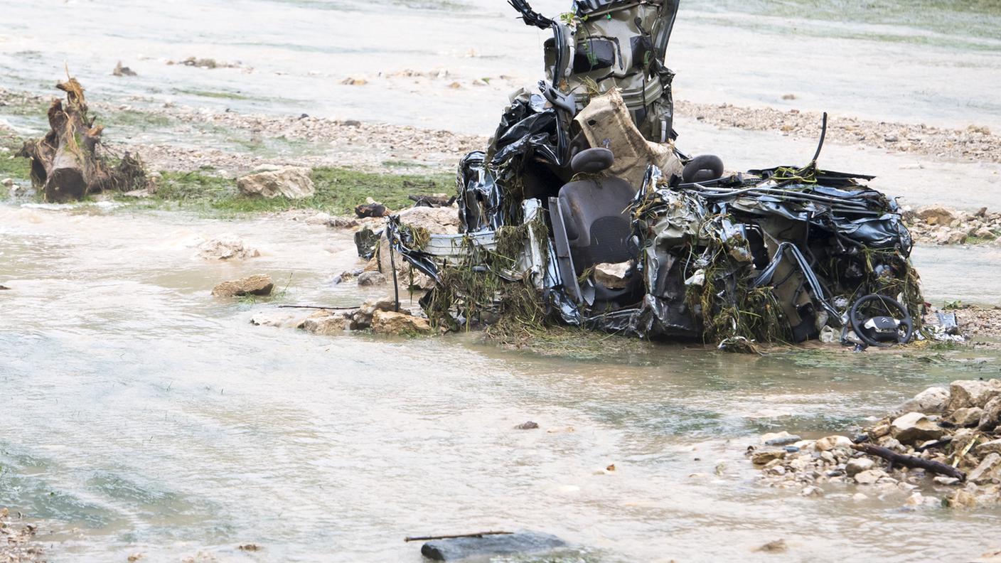 La carcassa di un'auto demolita dalla furia del maltempo sabato