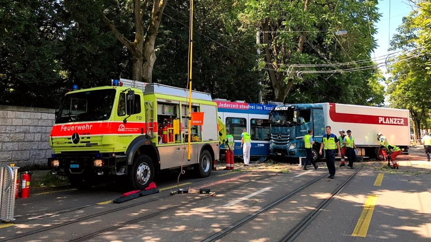 Pompieri e soccorritori sul luogo dell'incidente