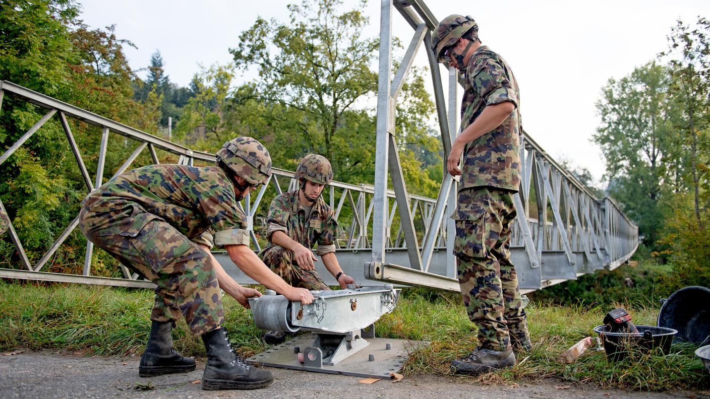 Tra i vari compiti delle truppe del genio figura anche il montaggio di ponti provvisori