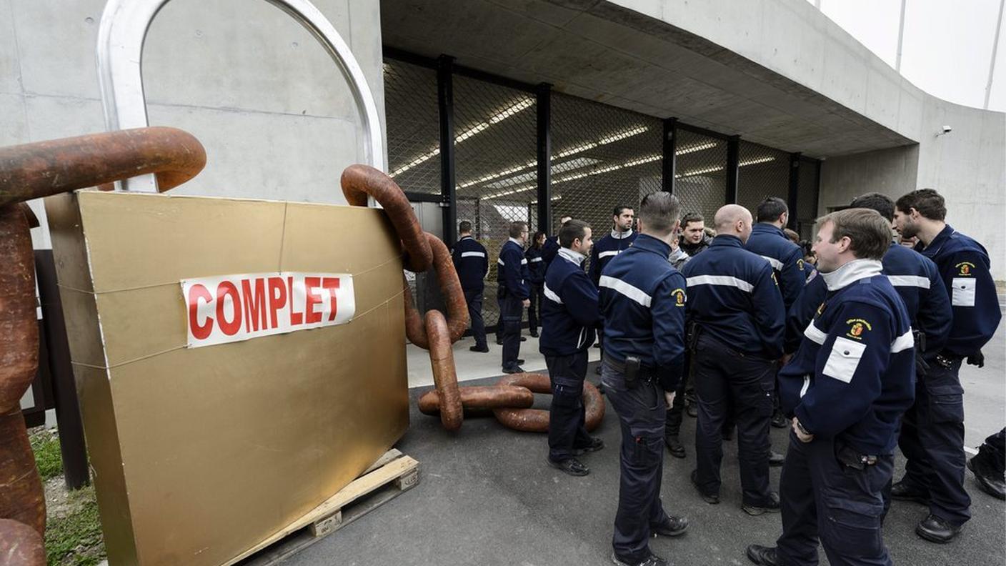 Champ-Dollon protesta 8.04.2013 ky.JPG