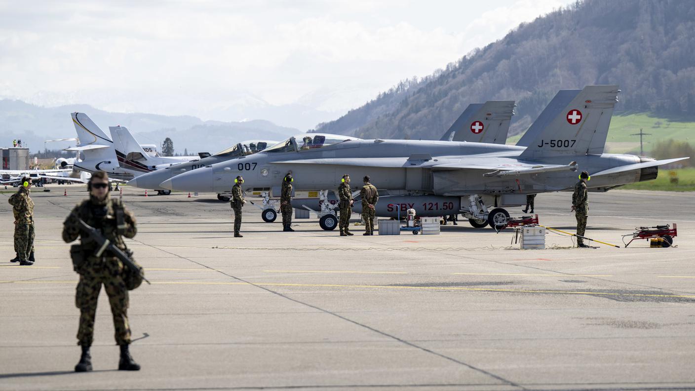 f/a-18 all'aeroporto di Berna Belp