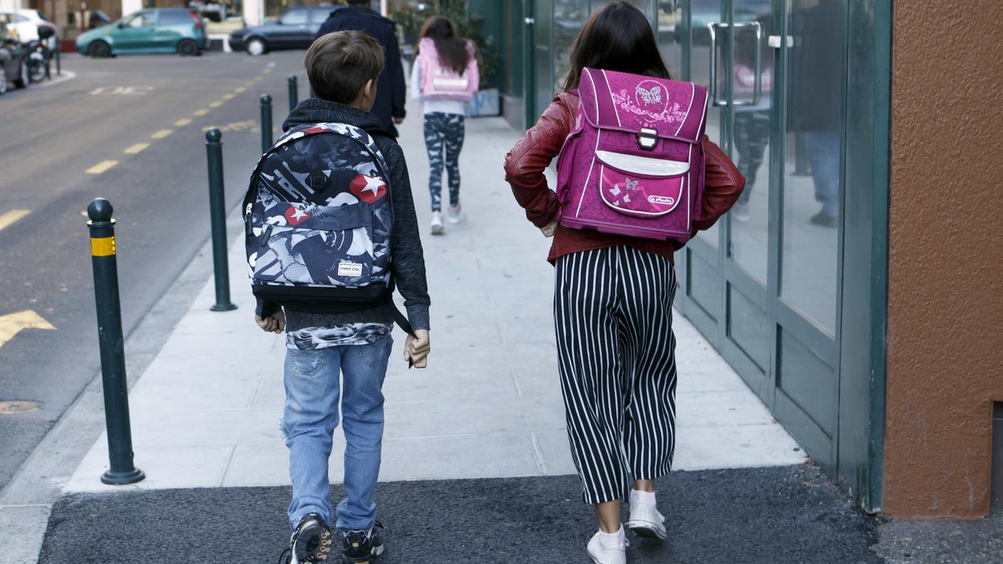 Sedie e banchi scheggiati, lavagne bucate, tapparelle rotte in molte scuole ginevrine