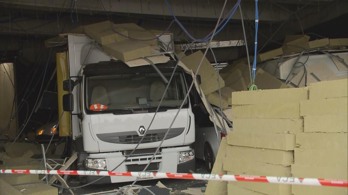 Il crollo è avvenuto nel parcheggio dei veicoli delle squadre