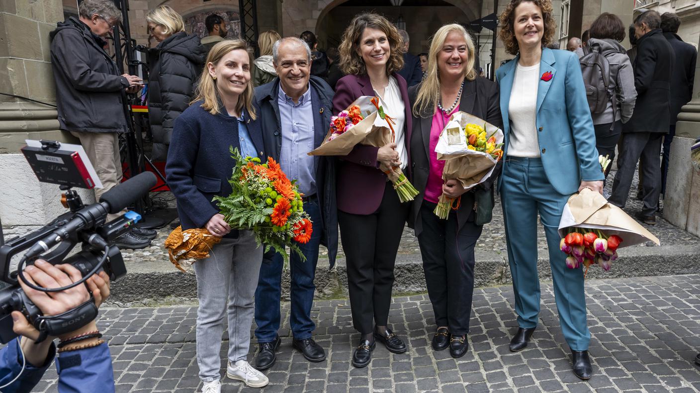 La compagine municipale eletta festeggia il risultato.jpg
