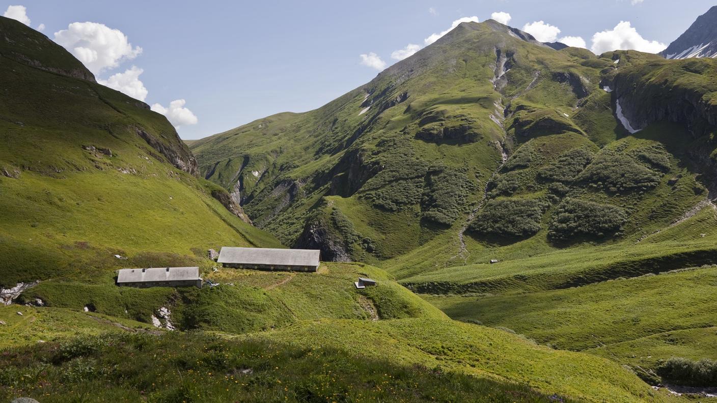 L'edificio si trova alla fine di una ripida strada nella Weisstannental