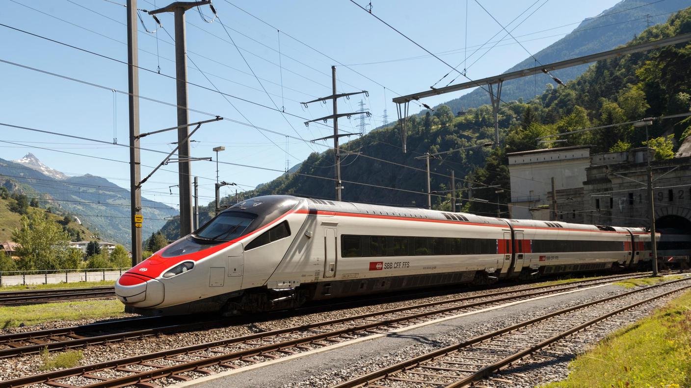 Un treno al portale nord del Sempione