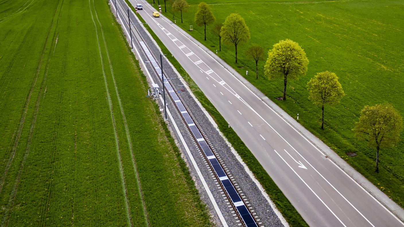 pannelli fotovoltaici tra le rotaie