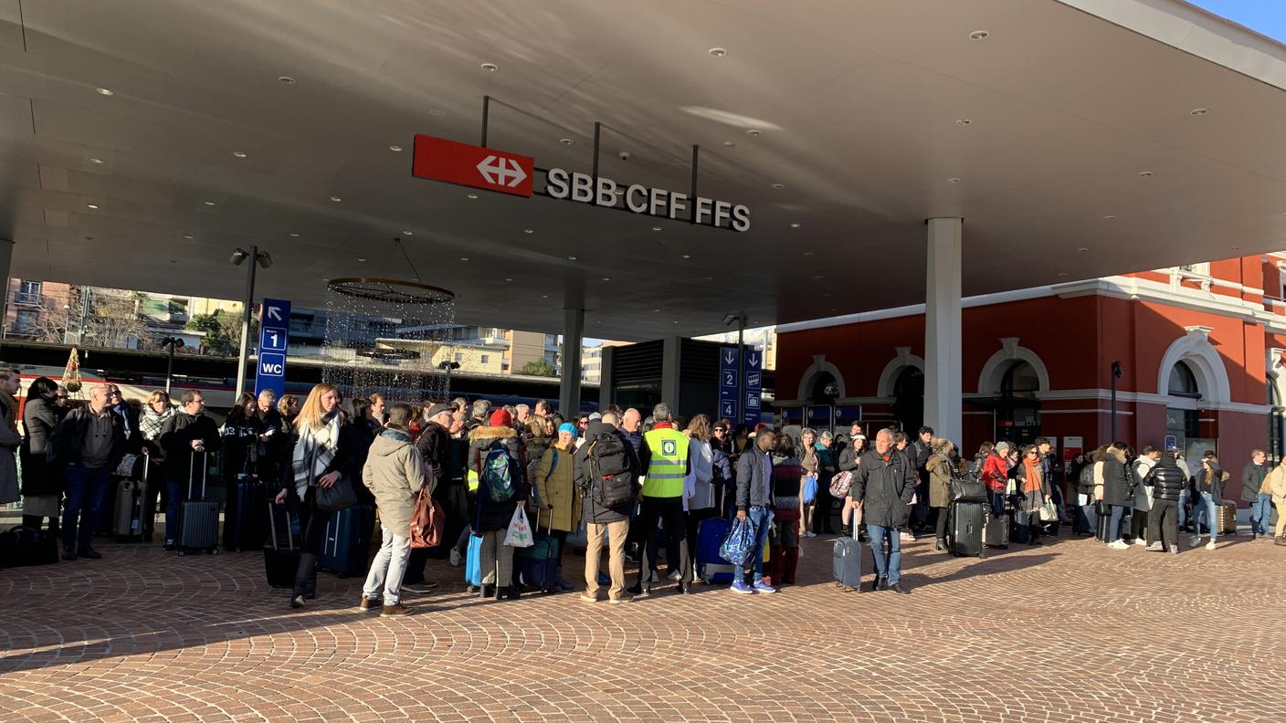 Inevitabili disagi per il traffico ferroviario: numerosi passeggeri in attesa a Lugano