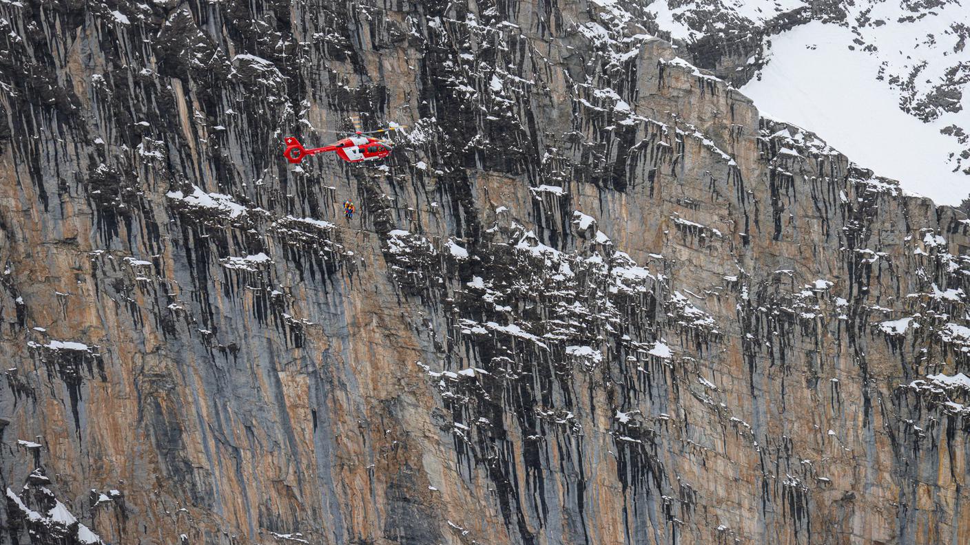 Il recupero degli alpinisti tramite un argano.jpg