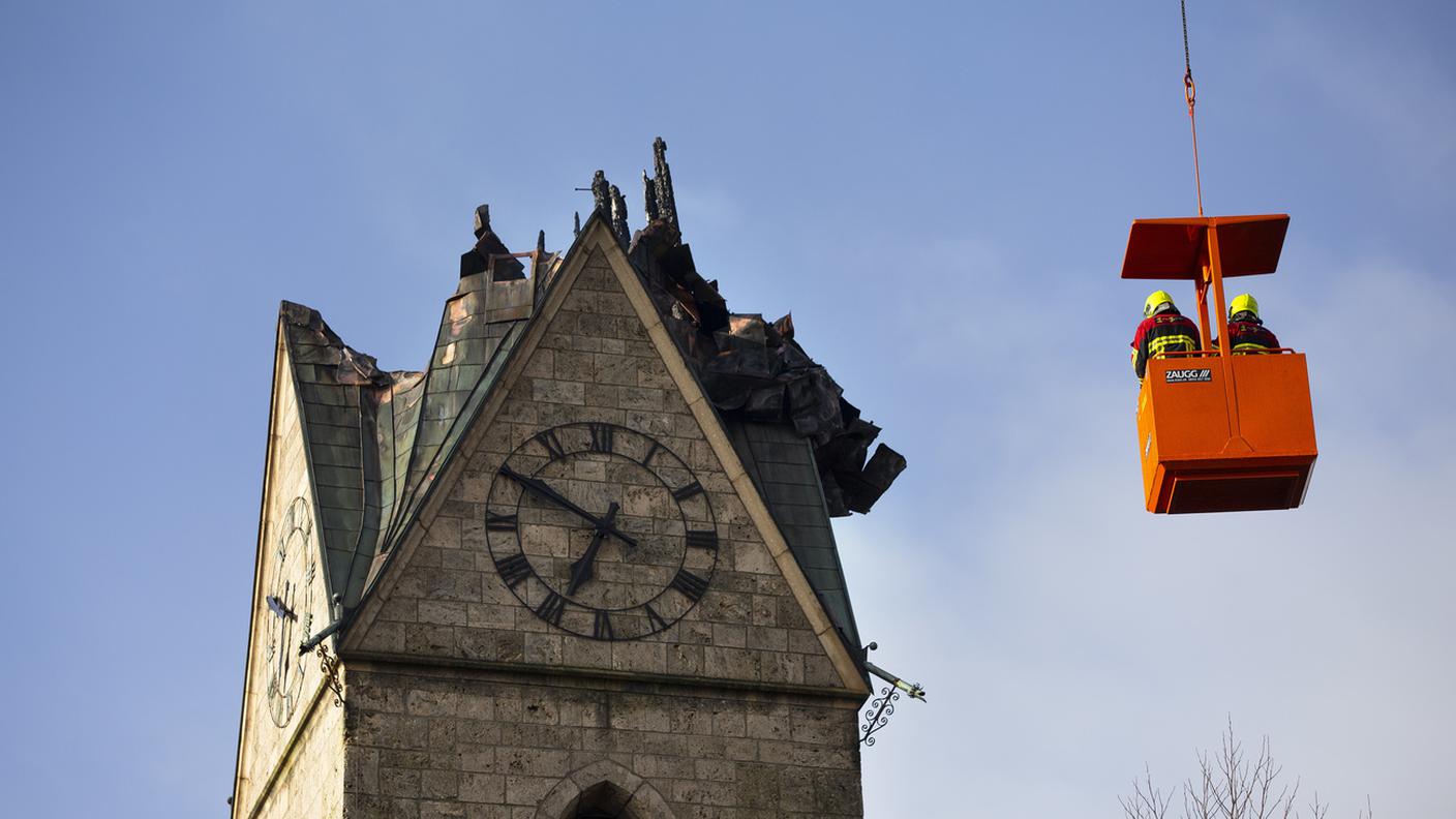 Il crollo della punta del campanile ha provocato danni nella parte centrale della navata