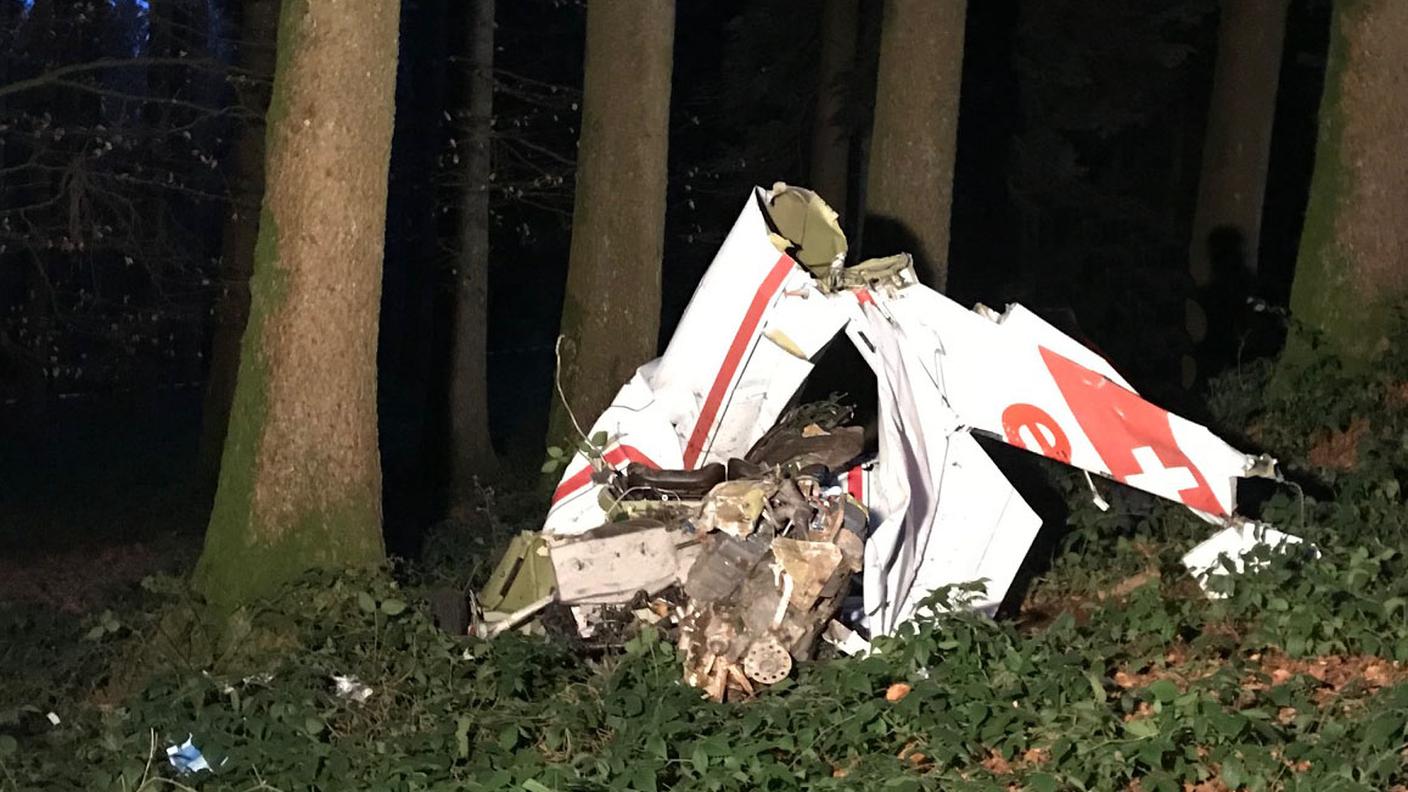 Il relitto dell'aereo precipitato
