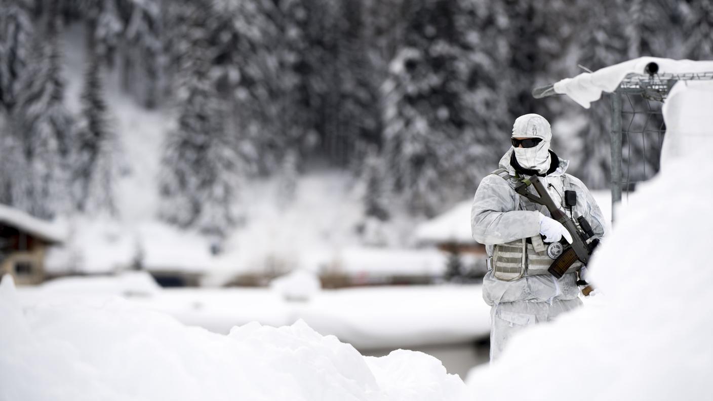 Un agente di sicurezza a Davos (foto d'archivio)